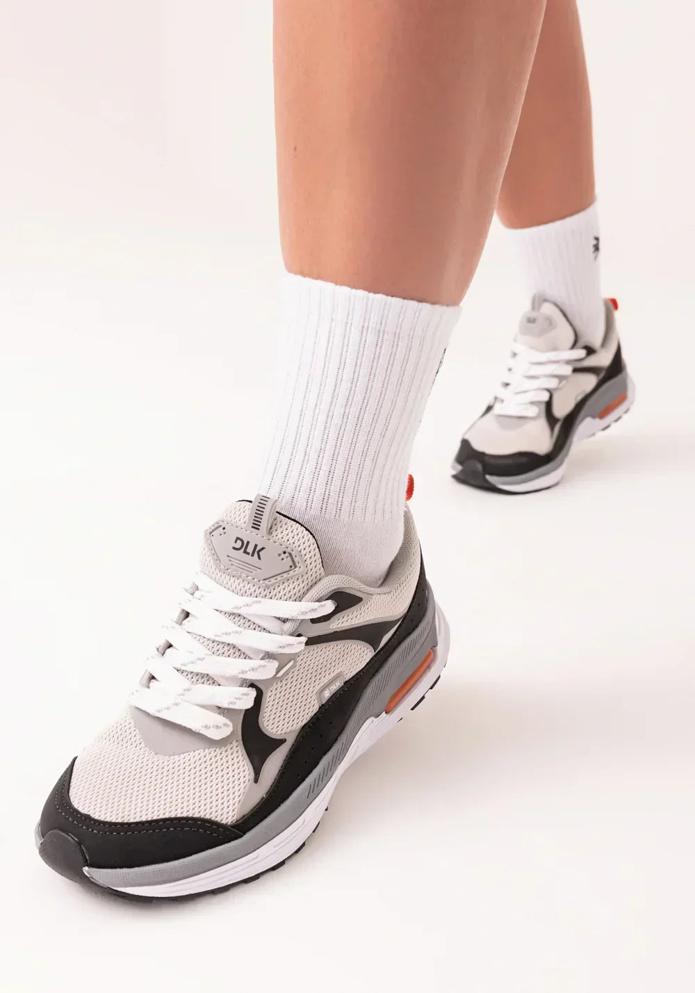 Tênis esportivo feminino cinza preto e laranja dlk