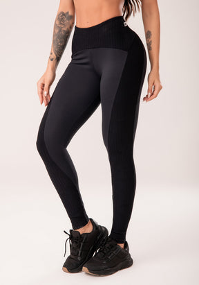 Legging fitness feminina preto com recortes harmony