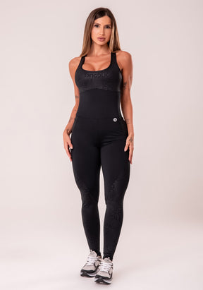 Macacão fitness feminino preto com bojo e bolsos logomania reflections