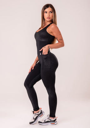 Macacão fitness feminino preto com bojo e bolsos logomania reflections
