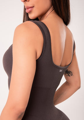 Macacão fitness feminino marrom canelado com bojo seamless+