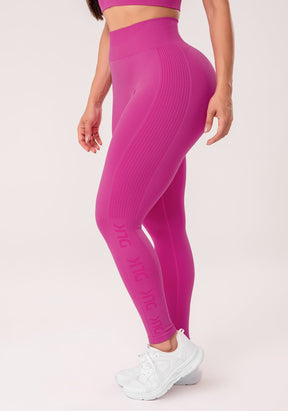 Legging fitness feminina fúcsia com detalhe logomania e modela bumbum seamless+