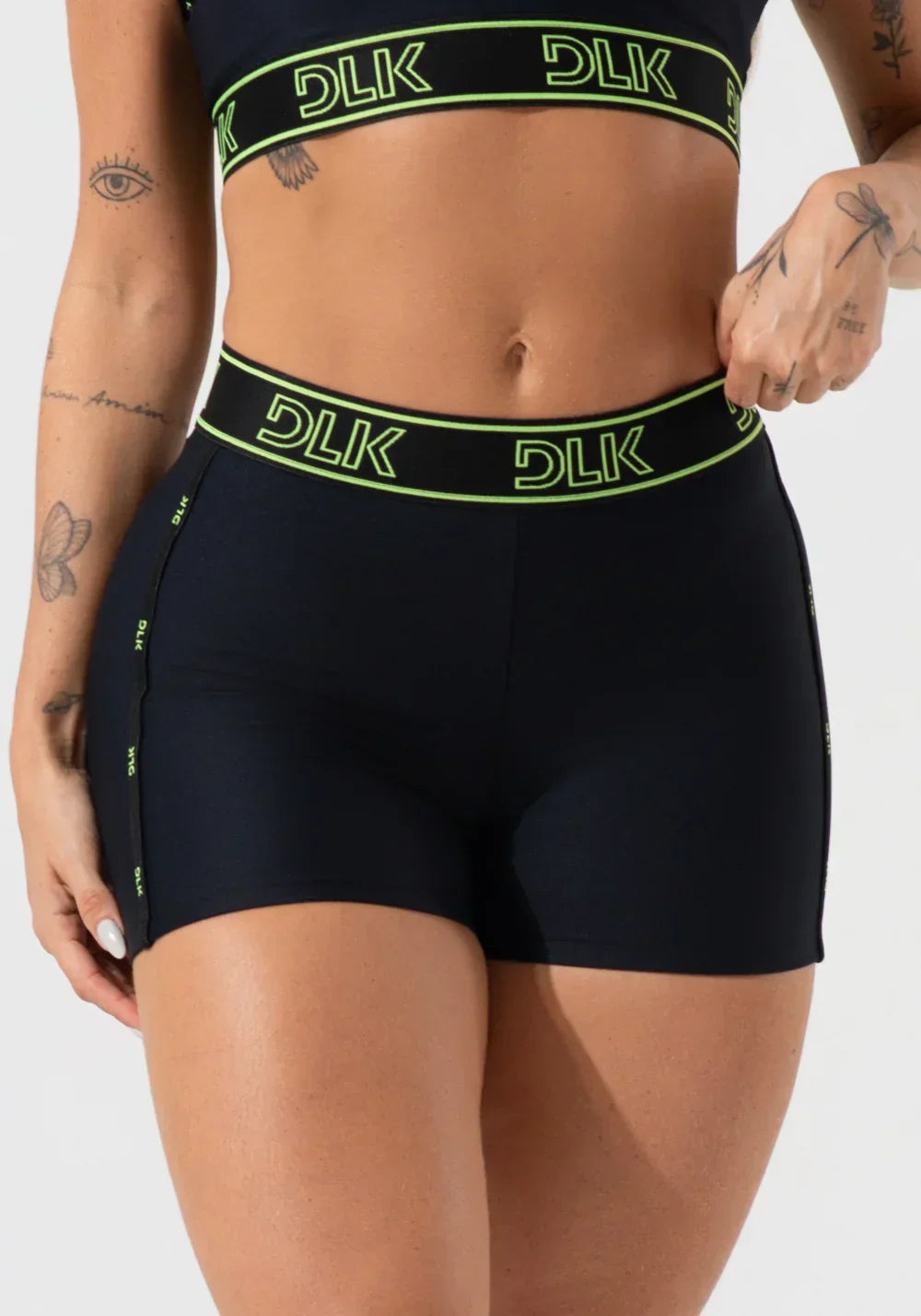 Short fitness feminino com elásticos no cós e na lateral activity preto